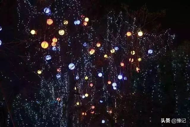 被骗灯笼下有蝎子，随着一声“轰”火，元宵也随之阑珊了