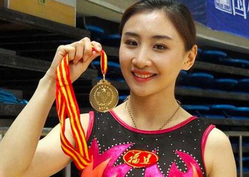 回顾何雯娜的成长经历,现在的何雯娜