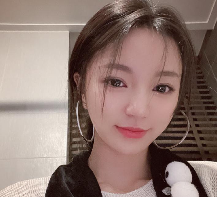 女驸马小潘潘惹争议,网红小潘潘翻唱黄梅戏遭网友批判