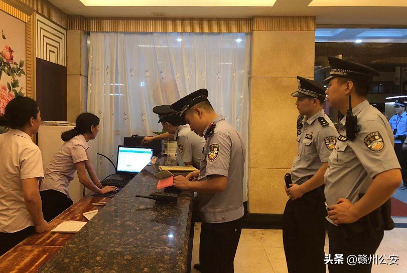 践行新使命忠诚保大庆联合巡逻,公安三步走践行新使命忠诚保大庆