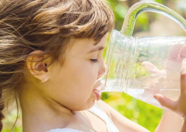 上厕所时尿液发臭什么原因,上厕所尿液比较浑浊是什么原因