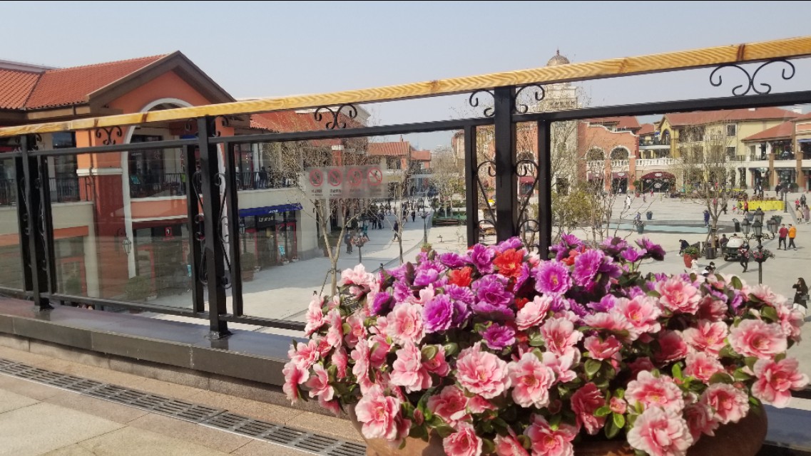 疫情向好，奥莱村迎客，微信步数可兑现金券，阿迪耐克门口排长龙