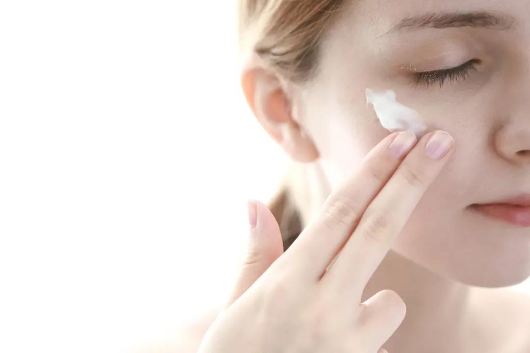 明明皮肤很细腻,可为什么有的人看起来很显老?原来问题出在这里