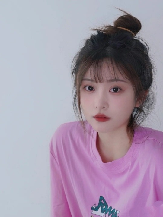 减龄丸子头的简单扎法发量少,减龄丸子头简单扎法显蓬松