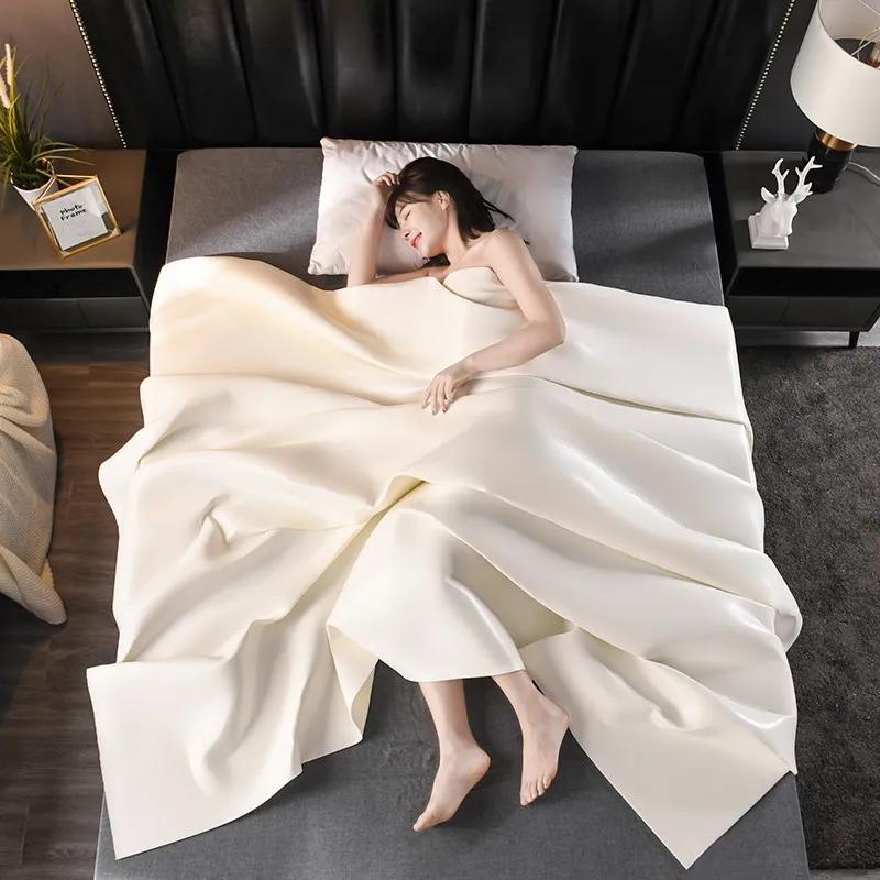 乳胶被盖着暖和吗,乳胶被能铺着用吗