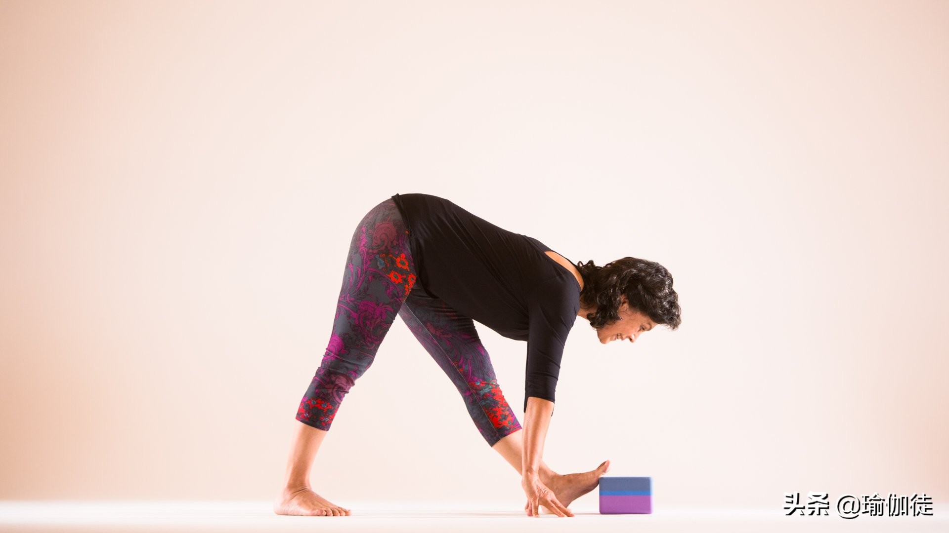 瑜伽小腿肌肉怎么放松,缓解腿部僵硬的瑜伽动作