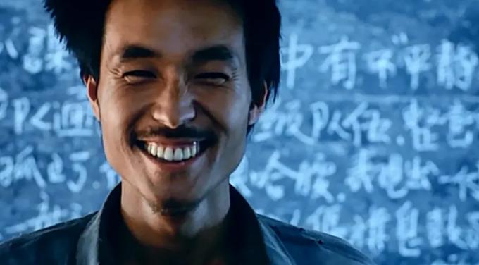 对程蝶衣恩将仇报的小四，27年后已两鬓斑白，但气质依旧如兰