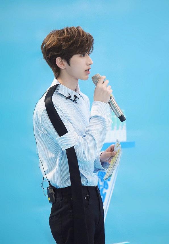 有种“整容”叫蔡徐坤卸妆,失去了眼影后,谁还认得出来?