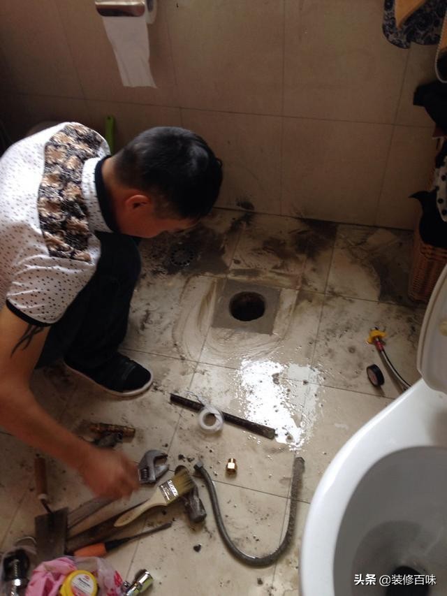 马桶排污管和地面一样平怎么处理,马桶反味是不是后面两个小孔没堵