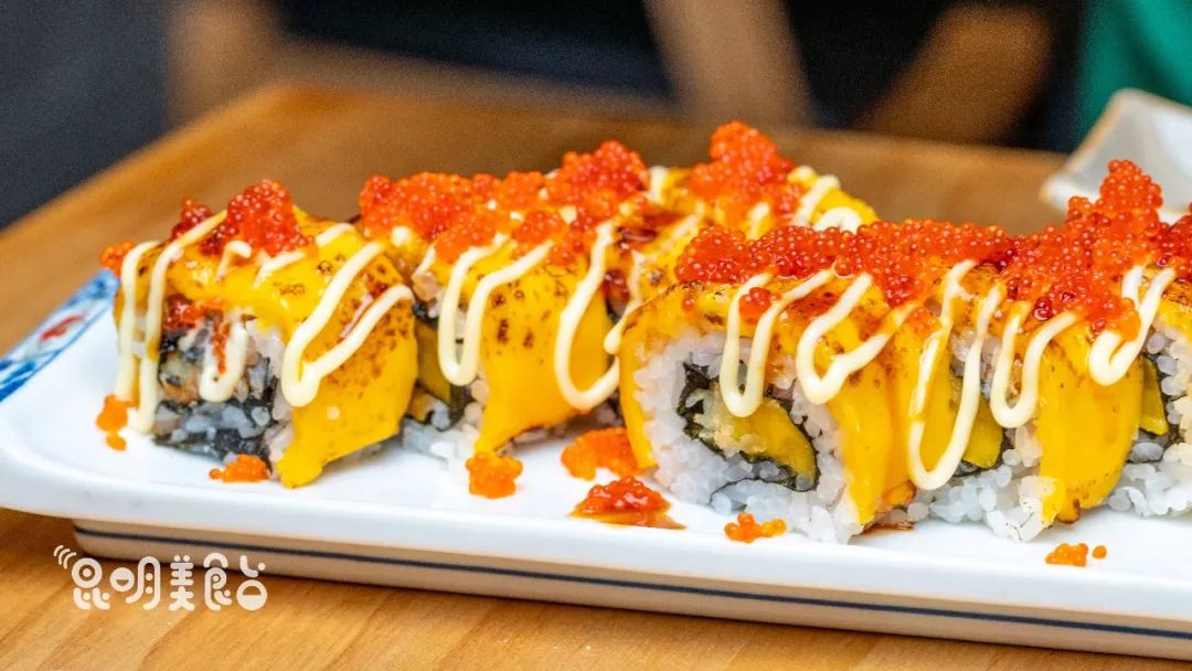 在昆明，第一次见200斤的大鱼，蘸着芥末生吃超爽