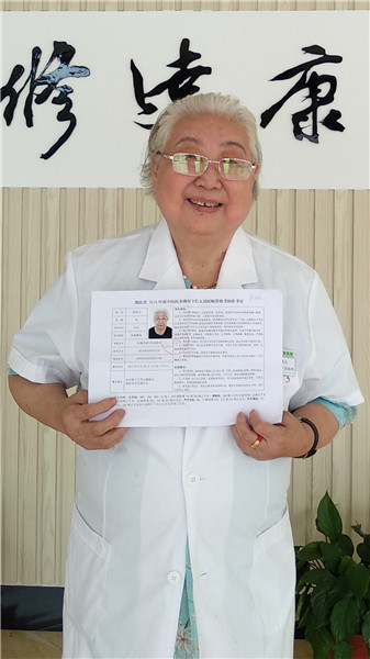 80岁的老中医坚持出诊开药,80岁的老中医还能开处方吗