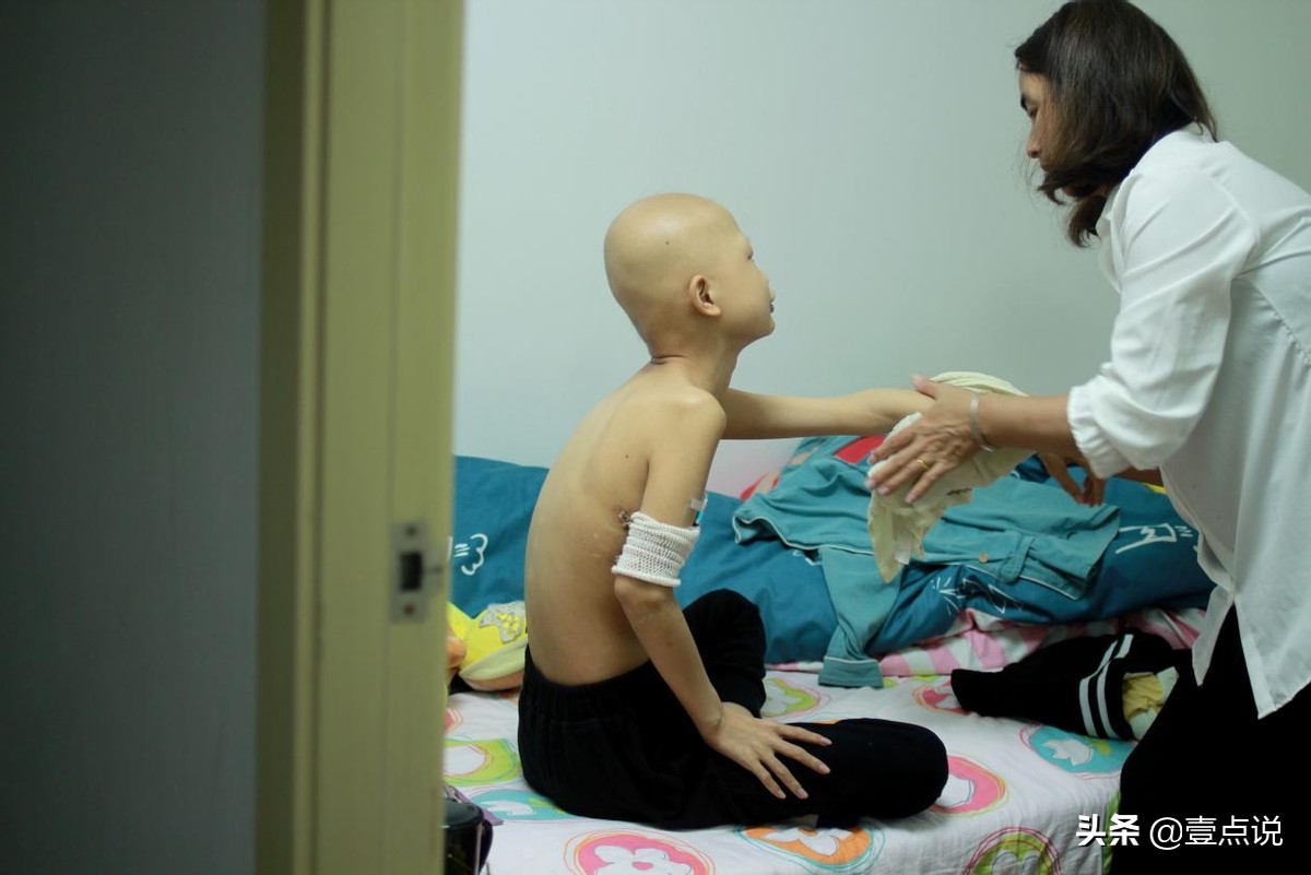 男孩患重病父母带着他四处求医,儿子胳膊上长了个大包