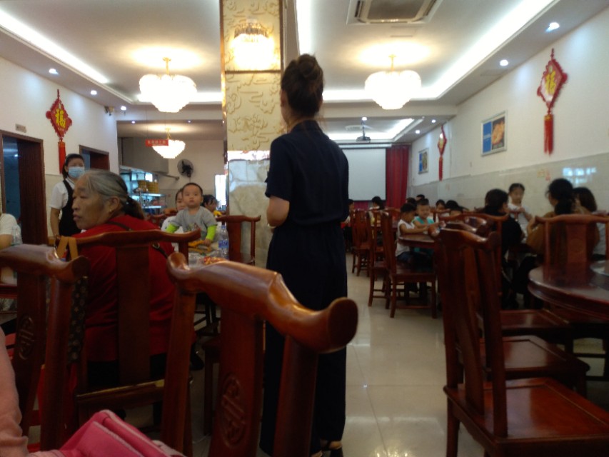 今天九月十三日，姨夫姨姐家喜添孙子，亲朋相聚侏儒民众大酒店！