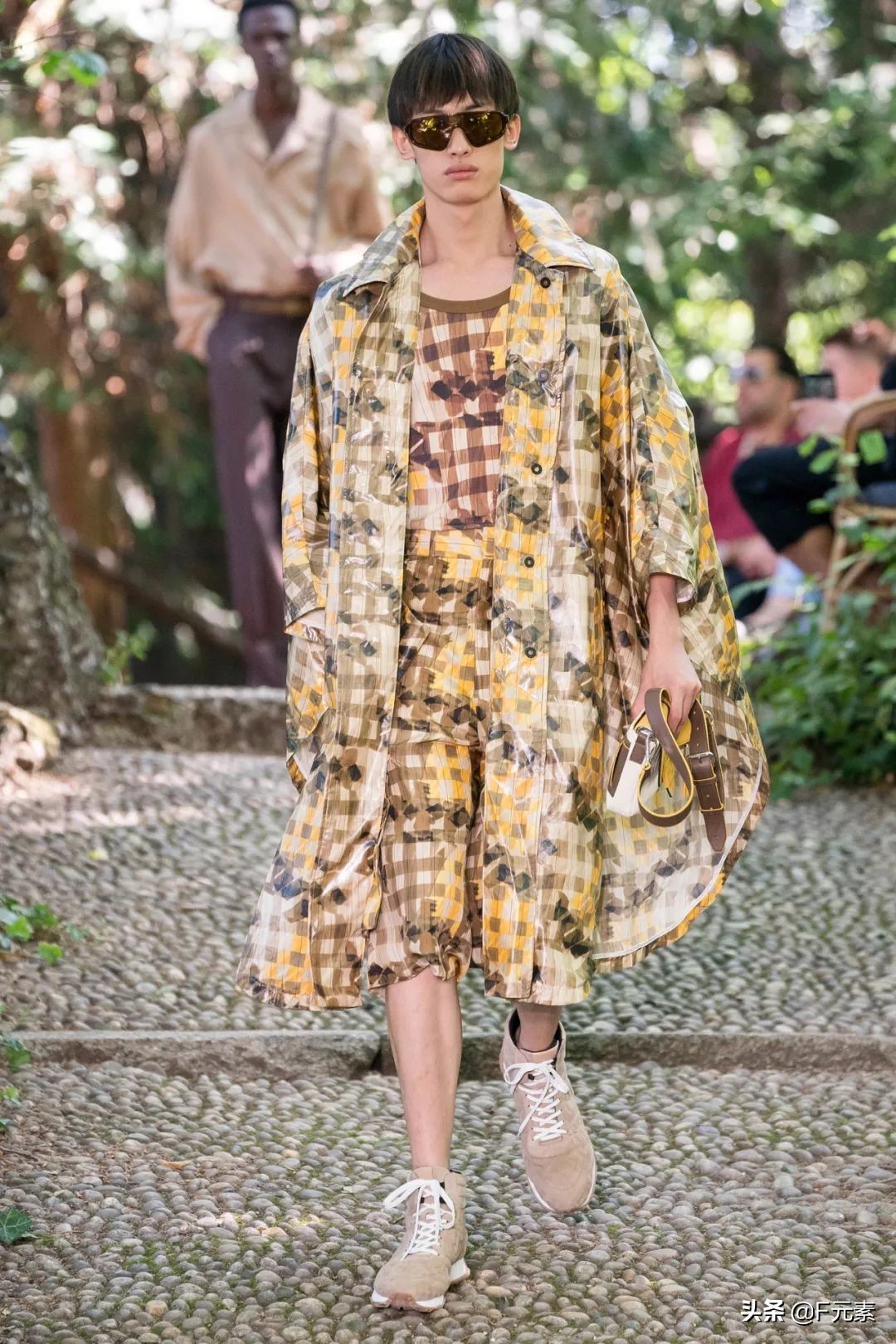 fendi2022春夏男装系列包款,fendi2020秋冬男装秀设计理念
