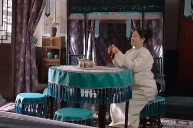 脸大的女生适合什么发型比较酷,脸大的女生适合什么发型自己弄