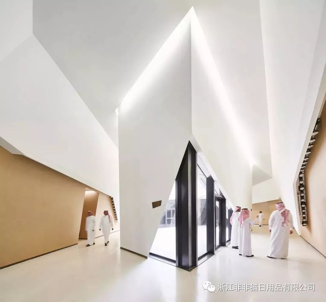 “63个*安门天**广场大小”，这个北京新机场没有一根柱子