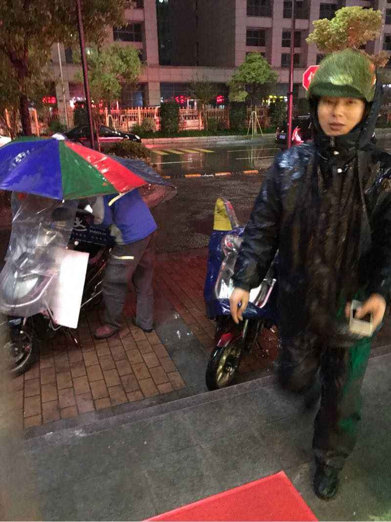 女孩面试外卖员，面试官问送餐路上汤洒了咋办？道歉的都淘汰了