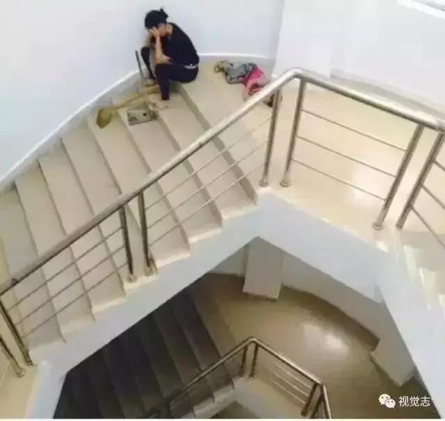 【*今条头日**】兴县街头大中午一点多拍到的一幕，辛酸，想哭！