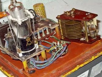 隐藏在海上船只不起眼角落的小黄盒，细数能救命的长波和短波电台