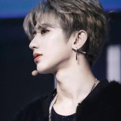 脸上有很多痣的男生代表什么,男人脸上有哪些痣不好图片