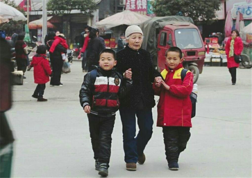 姐弟俩因“地铁坐姿”获赞无数，最好的富养，是孩子有教养