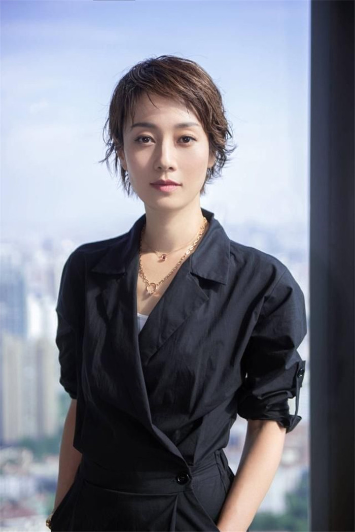 今年最流行的烫发发型40岁女人,短发烫发2021流行发型40-50岁