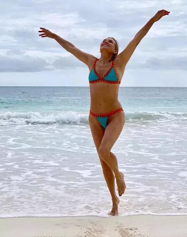 比基尼可不是年轻妹子的专利，女人50+穿比基尼比20岁还迷人