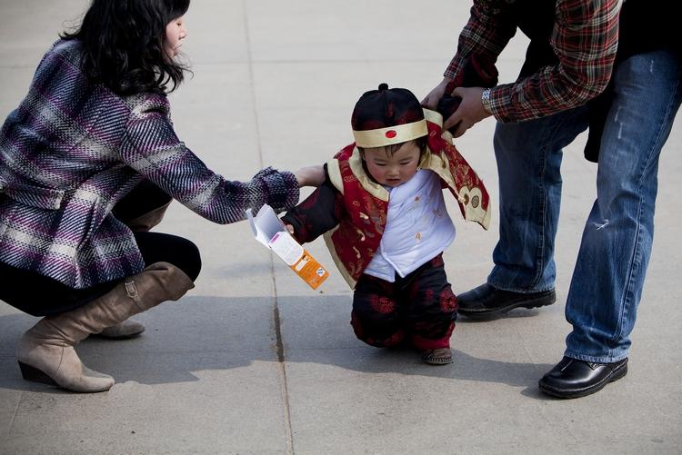 宝宝刚开始学走路应该注意什么,小孩学走路大人怎样引导