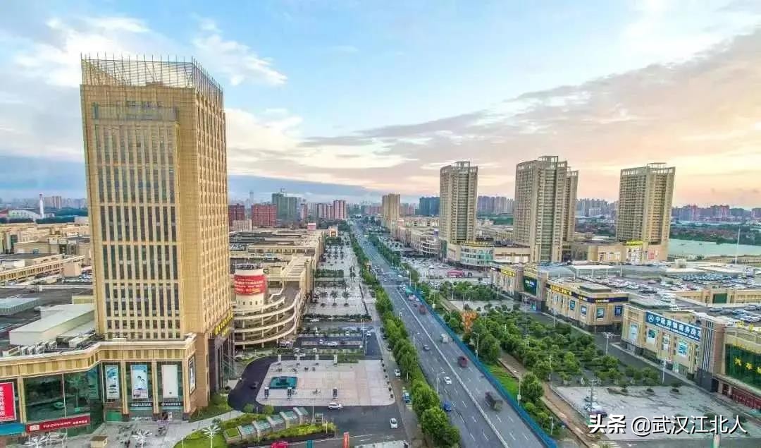 黄陂南部，汉口北这个地方，两座全玻璃幕墙大楼马上建成