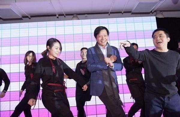 戴口罩直播1天卖3亿的雷军，像极了曾经的李嘉诚