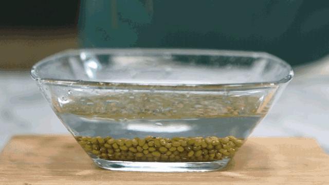 炎炎夏日不如做份甜品消消暑吧,夏日消暑甜品美味的红糖冰粉