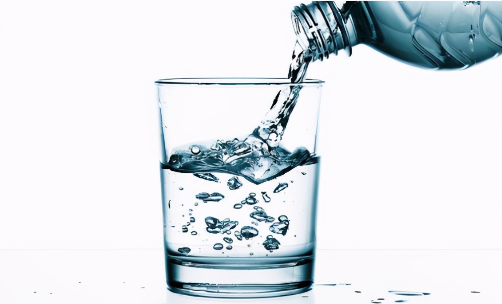 多喝水多长时间能使尿酸降下来,高尿酸血症多喝水降下来