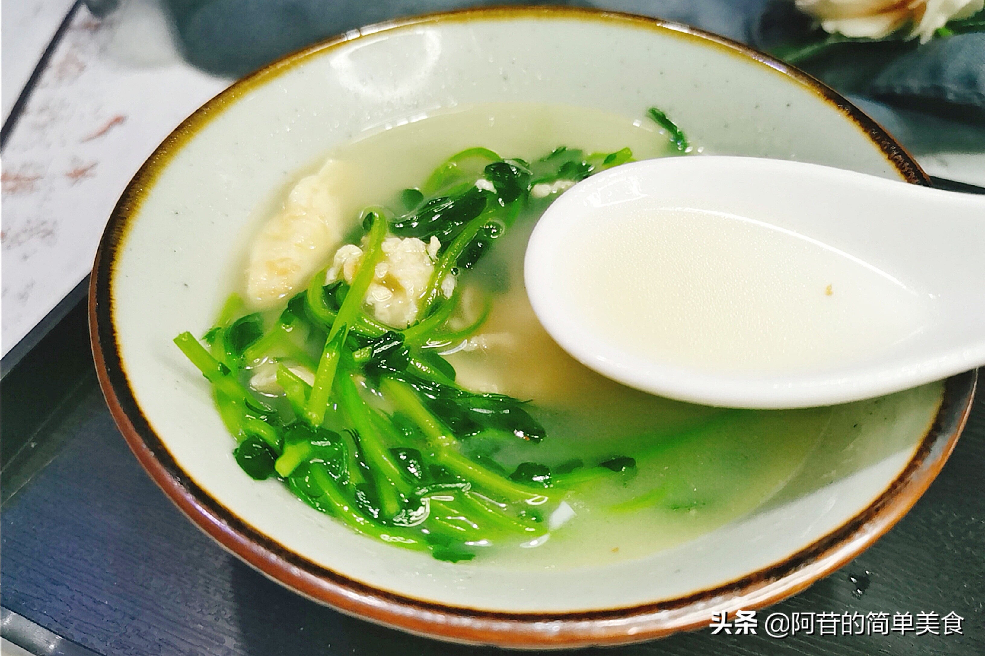 豌豆苗鸡蛋汤绿色的汤能吃吗,豌豆苗肉丝鸡蛋汤的正宗做法