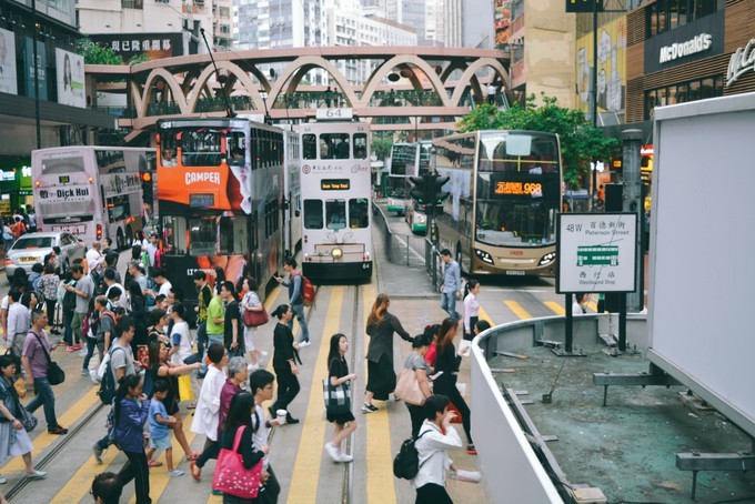 世界将我包围下一句,世界将我包围演唱