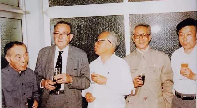 这个富二代泡妞打架半辈子，拿下诺贝尔奖却只用了一年的时间