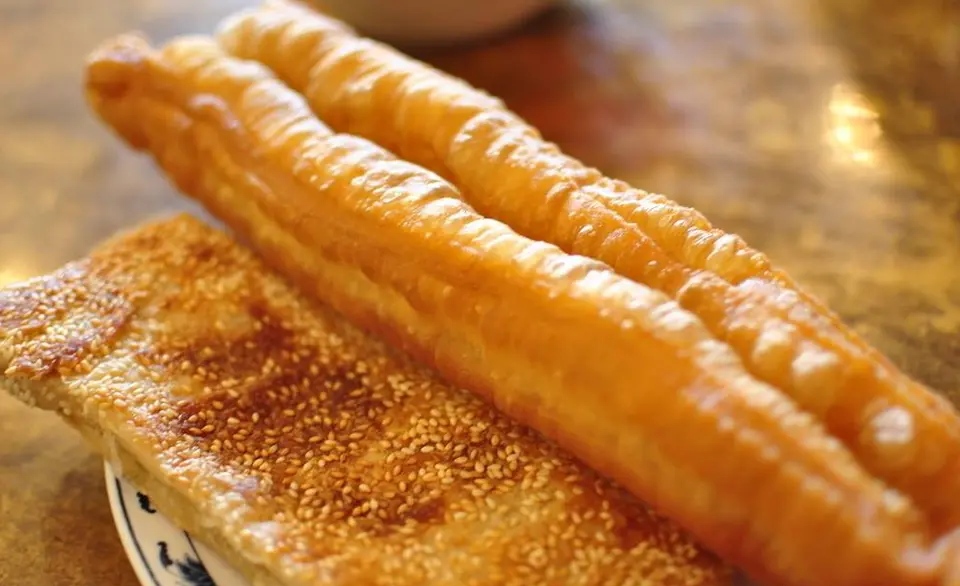 用普通面粉炸油条的做法家庭版,1碗面粉1个鸡蛋教你炸健康油条