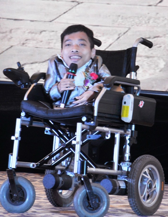 他身高不到1米,却能和1米7美娇妻生孩子,孩子到底是他的吗?