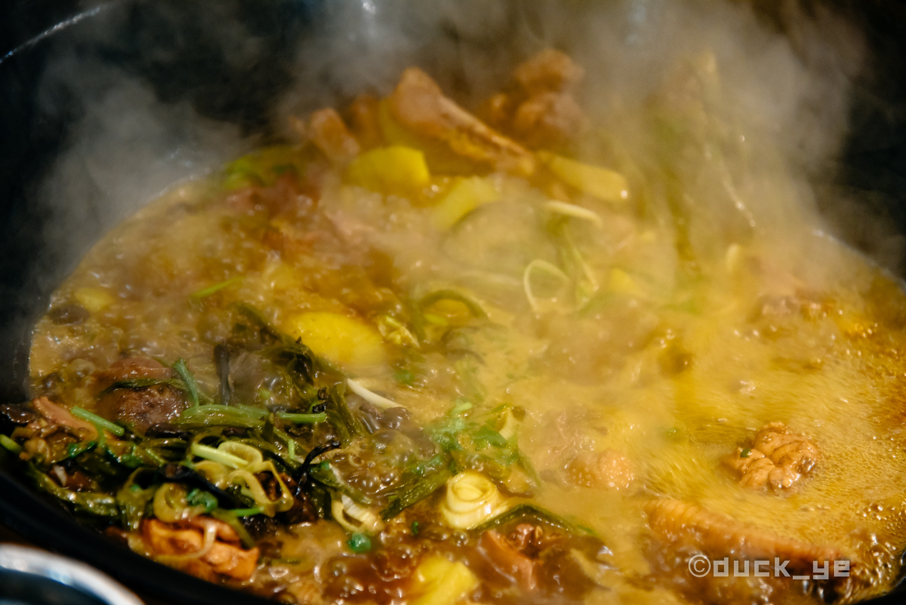 东北做鱼方法铁锅炖大鱼,东北大锅炖一大桌