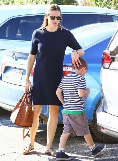 当大人的“咸猪手”伸向孩子时,再好的关系,家长也要说NO