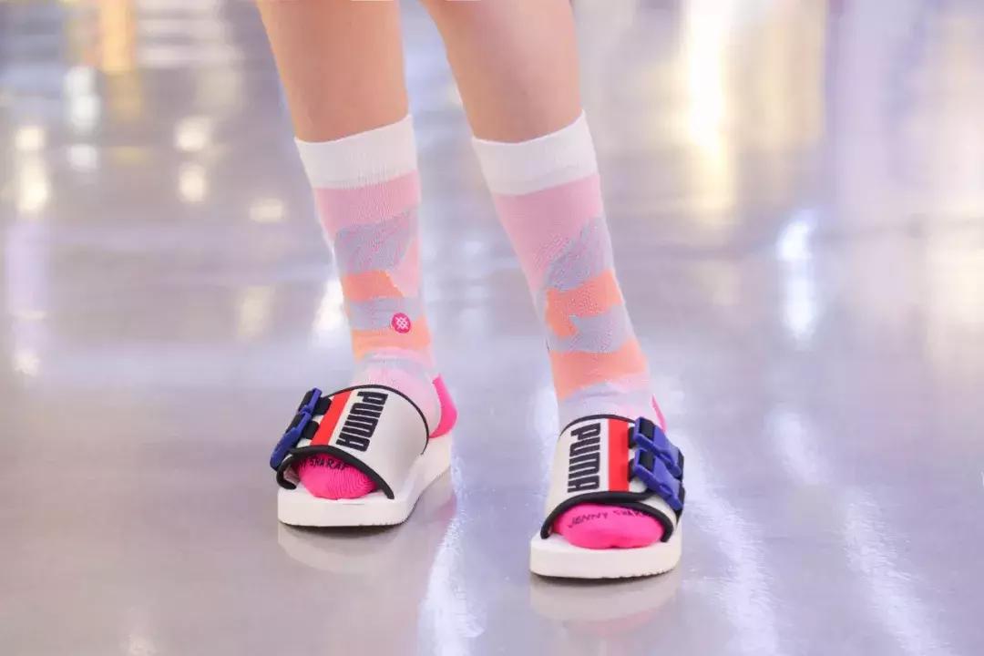 这个“反人类”的穿搭组合,竟然在夏天成了街拍利器