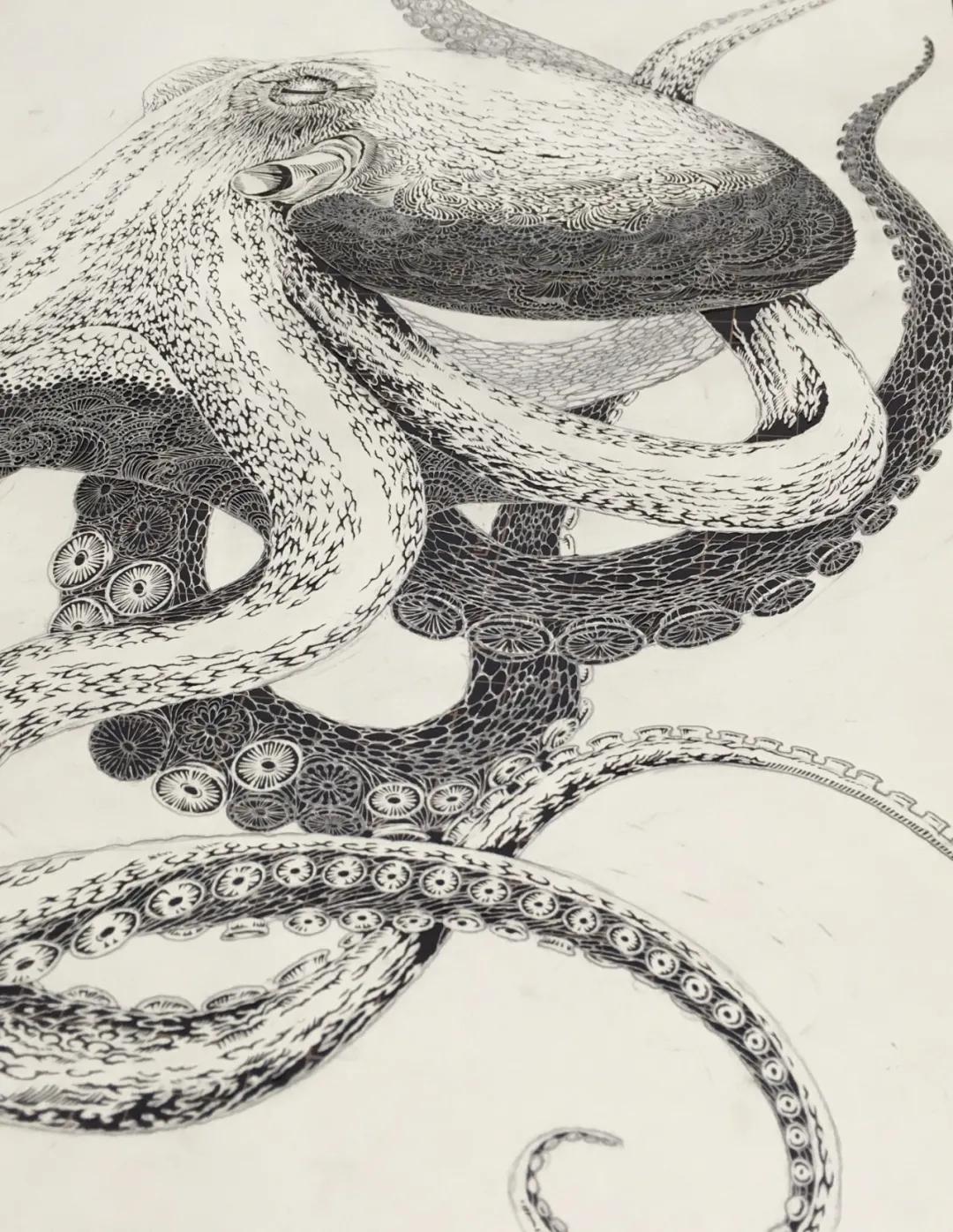 她被称为“刀王”，凭一把破刀，一张破纸，作品征服了全世界