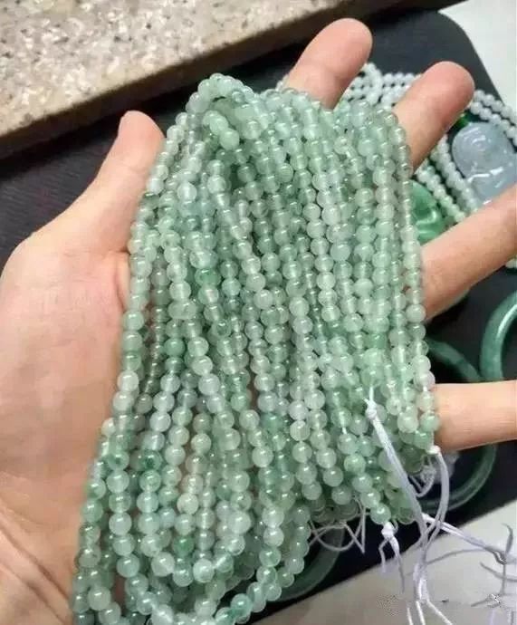 赌石切出一亿紫金石后众人傻眼,200块的赌石切出五彩翡翠