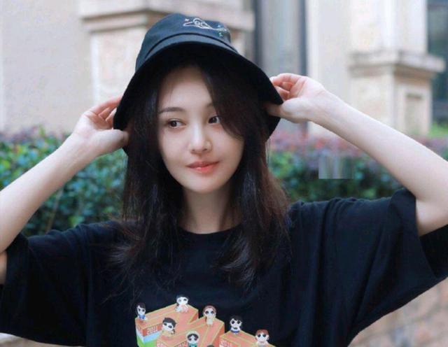 唯一的时尚资源没了！Prada跟郑爽划清界限，官网删除其头像