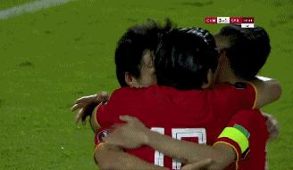 国足出线欢呼的场面,国足出线球迷落泪