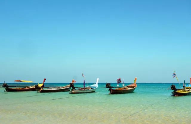 卡马拉海滩周边的度假村,卡马拉海湾全景