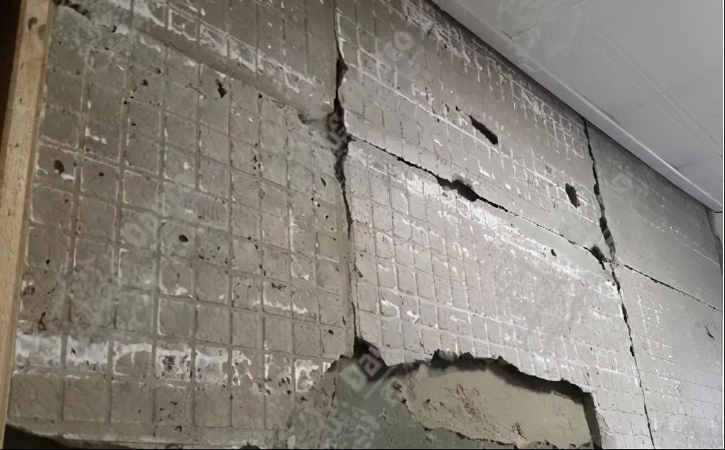 玻化砖铺装久了空鼓翘起是通病吗,地砖玻化砖空鼓脱落是怎么回事