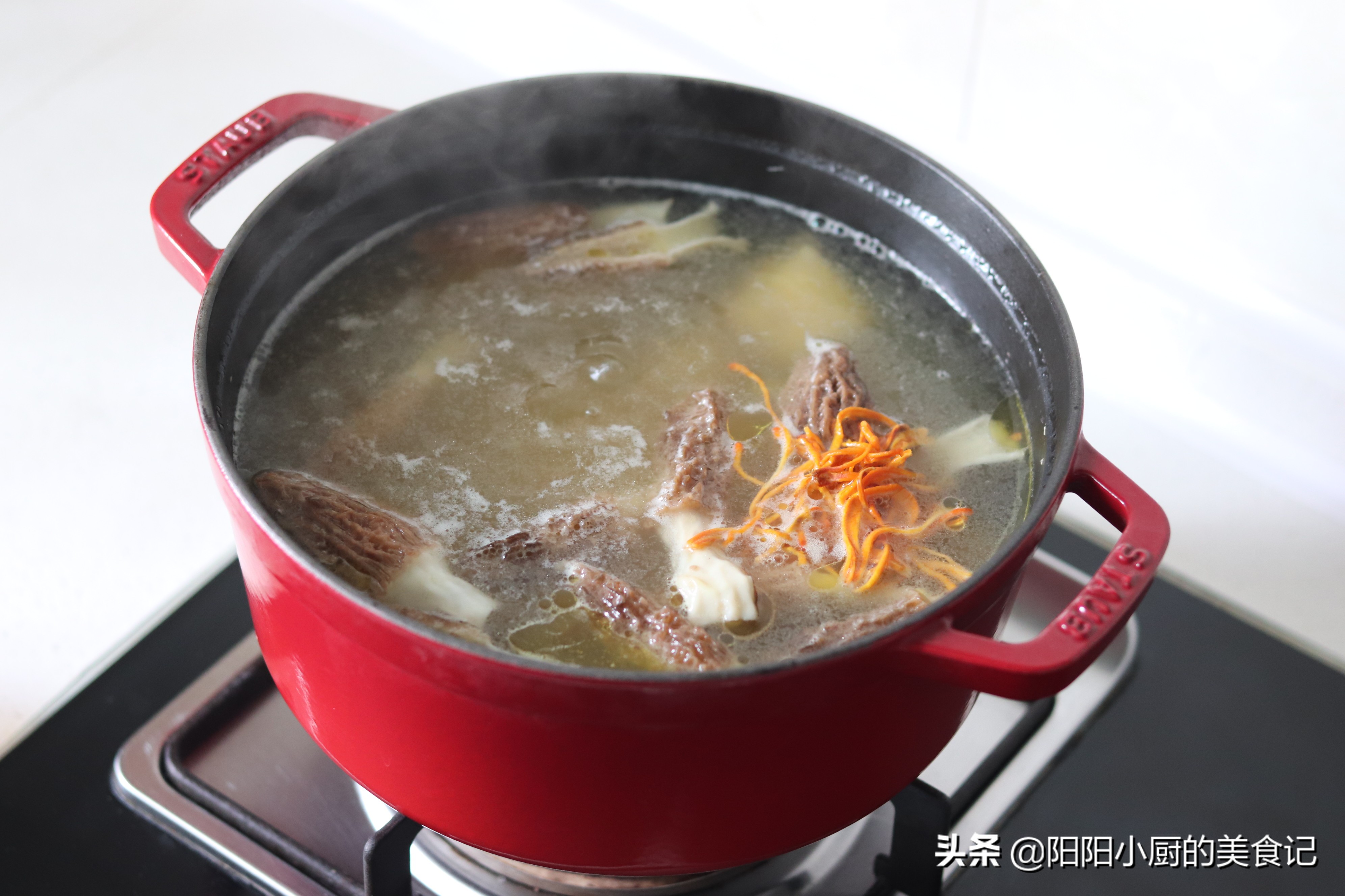 暖身滋补正当时推荐羊肚菌鸡汤,新鲜的羊肚菌炖鸡汤川味的做法