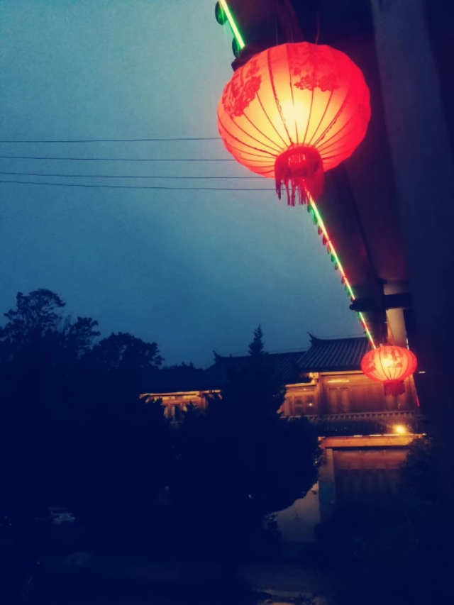 不必仰望别人自己亦是风景意思,不必仰望别人自己亦是风景对吗