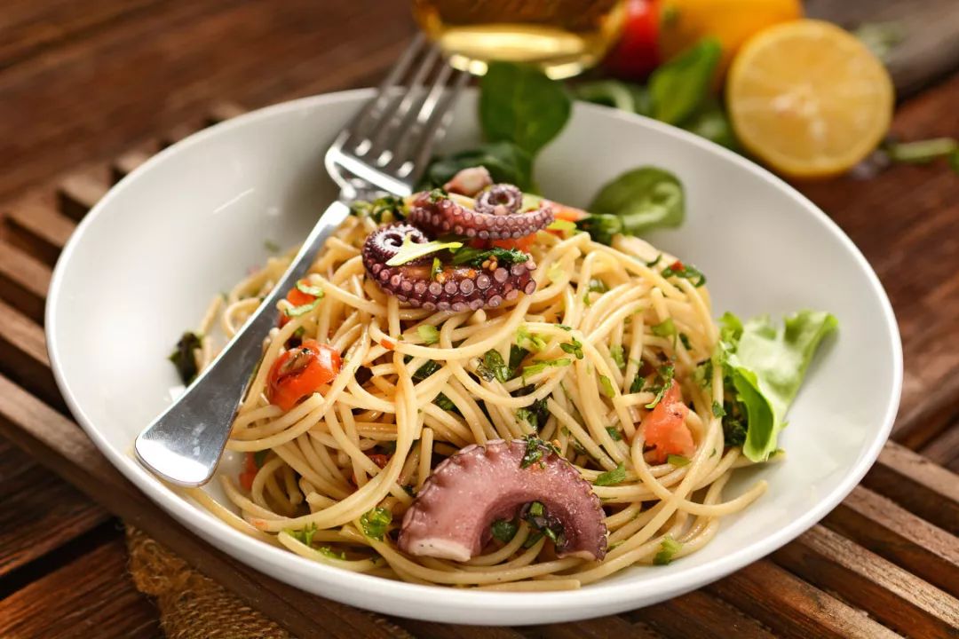 章鱼的聪明令人难以置信,章鱼最终还是逃不过人类的料理