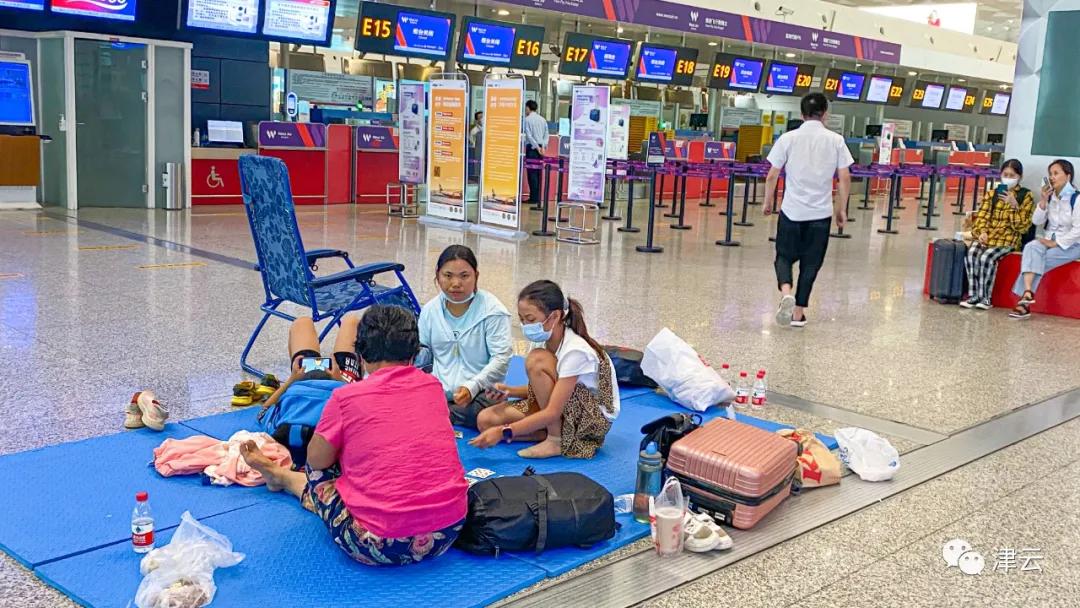 「关注滞留者」“第一次来婆家，没想到就连老带小住到了新郑机场航站楼”